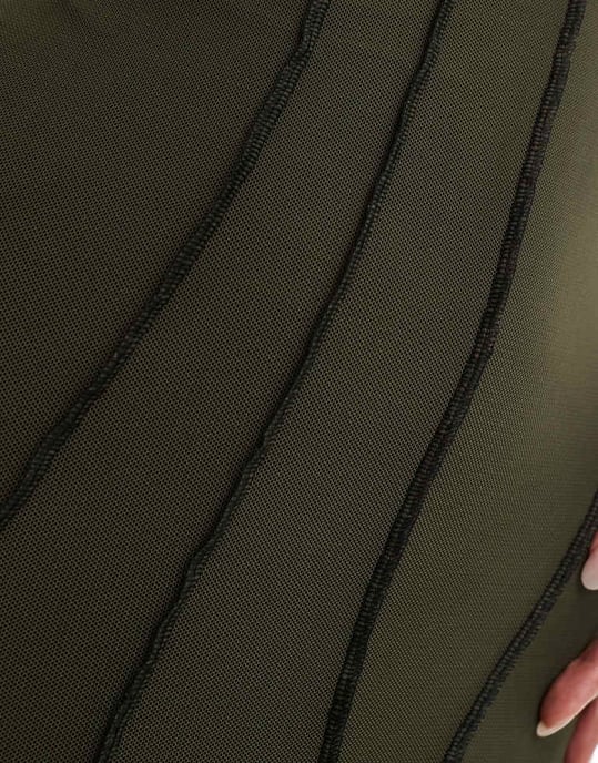 ASOS DESIGN – Khakifärgad maxiklänning med bardotmönster och synliga kontrasterande sömmar - Image 4