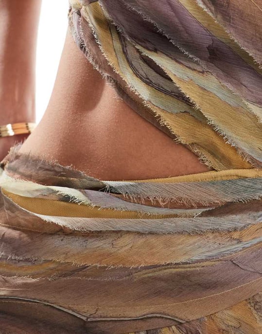 ASOS DESIGN Tall – Asymmetrisk maxiklänning med marmormönster och råa kanter - Image 4