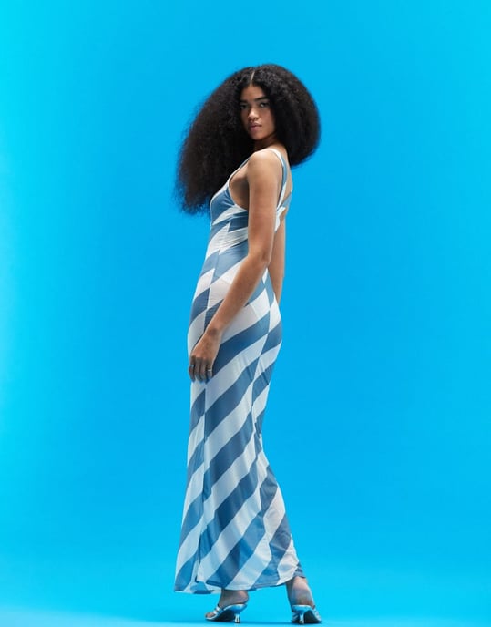 ASOS DESIGN – Grönrandig maxiklänning med transparent kupdetalj och body - Image 4