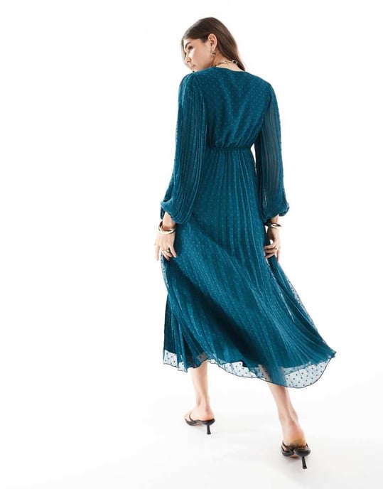 ASOS DESIGN – Blågrön plisserad maxiklänning i dobbychiffong med omlott och knappdetalj - Image 4