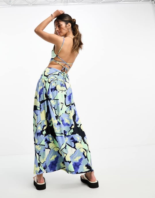 ASOS DESIGN – Asymmetrisk maxiklänning med axelband och utskurna sidor i blått blommönster - Image 2