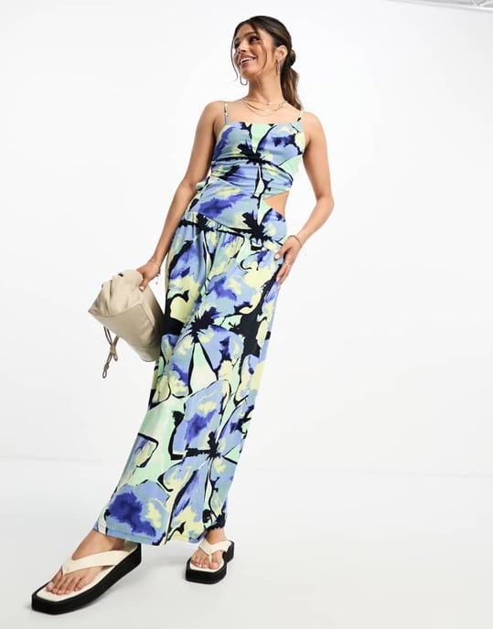 ASOS DESIGN – Asymmetrisk maxiklänning med axelband och utskurna sidor i blått blommönster - Image 4