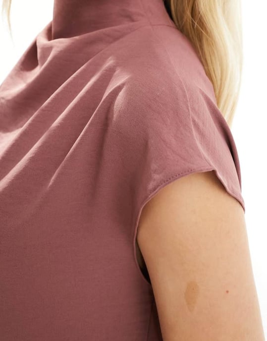 ASOS DESIGN Petite – Lila maxiklänning med hög halsringning och pelarmönster - Image 3
