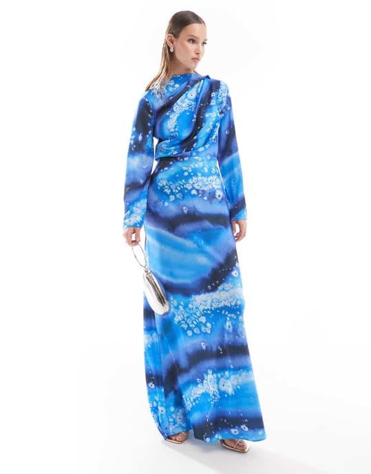 ASOS DESIGN – Blå, abstrakt mönstrad maxiklänning i satin med draperad överdel - Image 1