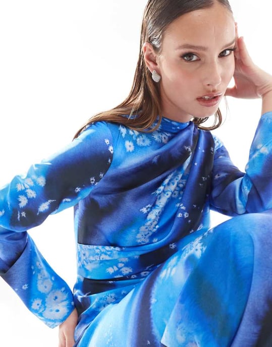 ASOS DESIGN – Blå, abstrakt mönstrad maxiklänning i satin med draperad överdel - Image 2