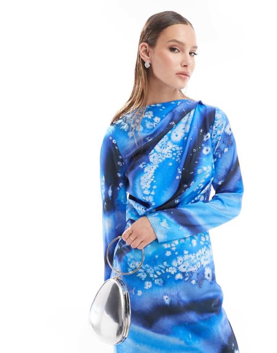 ASOS DESIGN – Blå, abstrakt mönstrad maxiklänning i satin med draperad överdel - Image 4