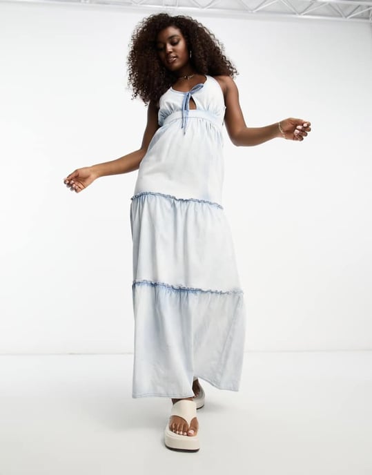 Miss Selfridge – Mellantvättad maxiklänning i denim med skikt - Image 1