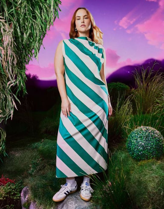 ASOS DESIGN – Grönrandig maxiklänning med hög halsringning och pelarmönster - Image 1
