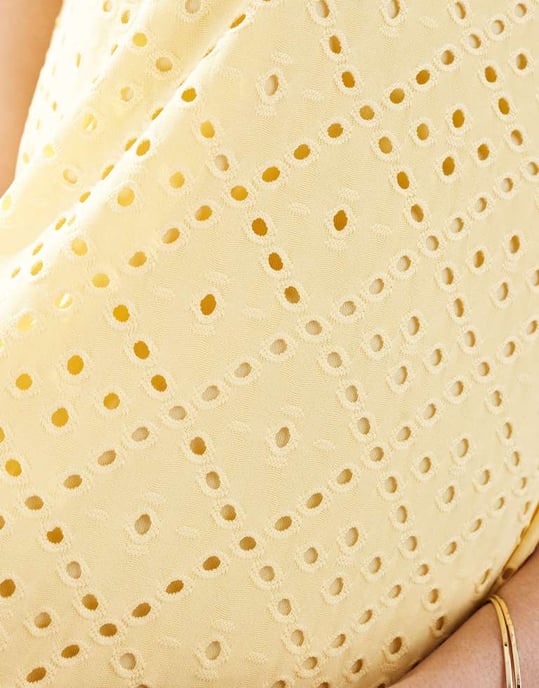 Vero Moda – Gul maxiklänning med v-ringning och broderi i jersey - Image 2