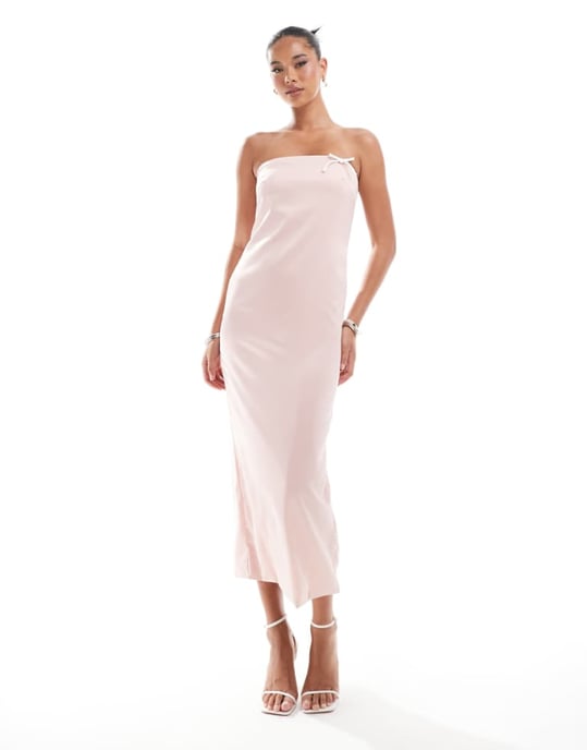 Kaiia – Exklusiv rosa maxiklänning i satin med bandeau-detaljer och rosett - Image 1