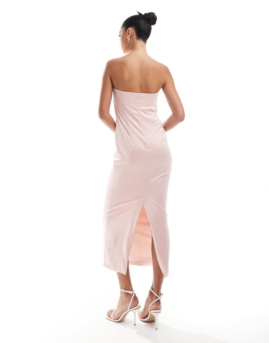 Kaiia – Exklusiv rosa maxiklänning i satin med bandeau-detaljer och rosett - Image 2