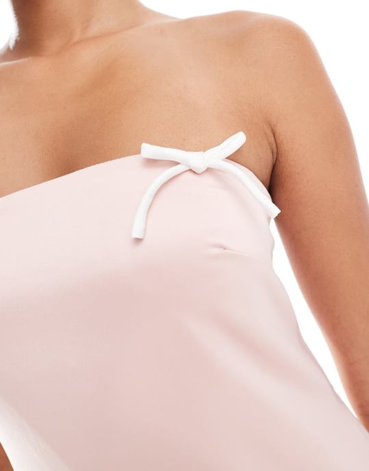 Kaiia – Exklusiv rosa maxiklänning i satin med bandeau-detaljer och rosett - Image 3