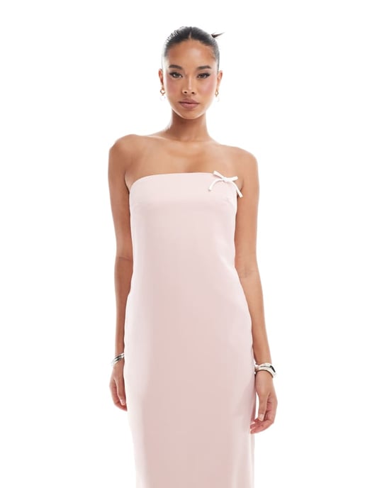 Kaiia – Exklusiv rosa maxiklänning i satin med bandeau-detaljer och rosett - Image 4