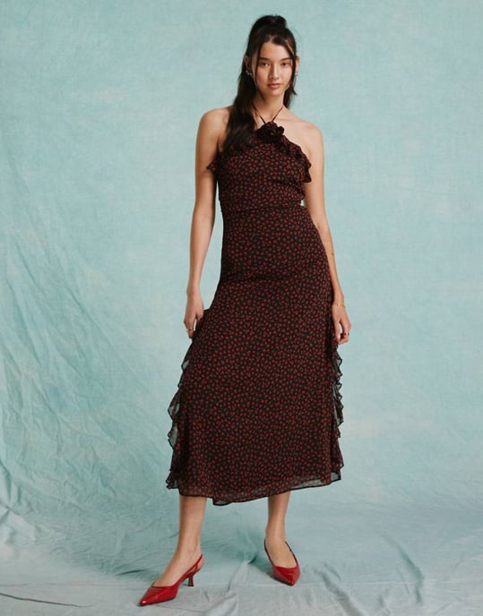 Miss Selfridge – Rosmönstrad maxiklänning i chiffong med corsage och halterneck - Image 1