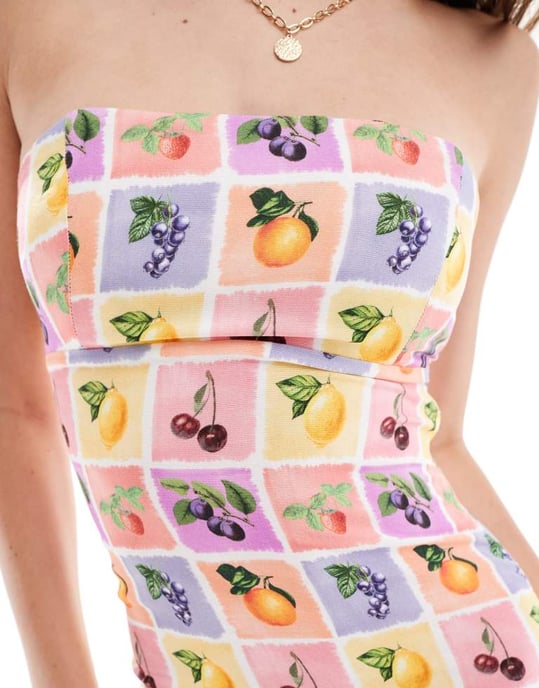ASOS DESIGN – Axelbandslös maxiklänning i linneblandning med kakelmönster och fruktmönster - Image 3