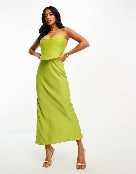 ASOS DESIGN Petite – Olivgrön maxiklänning i bandeau-tyg med kontrasterande tyg och korsettdetalj - Image 3