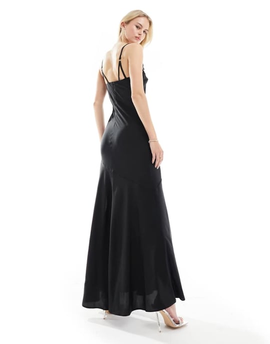 ASOS DESIGN Tall – Svart maxiklänning i satin med spänne och axelband och fylligare kjol - Image 3
