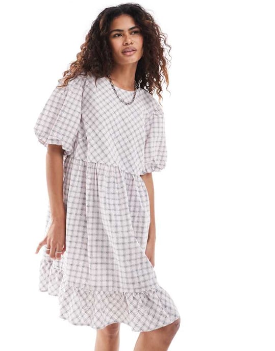 Monki – Rosa rutig miniklänning med kort ärm och smockmönster - Image 4