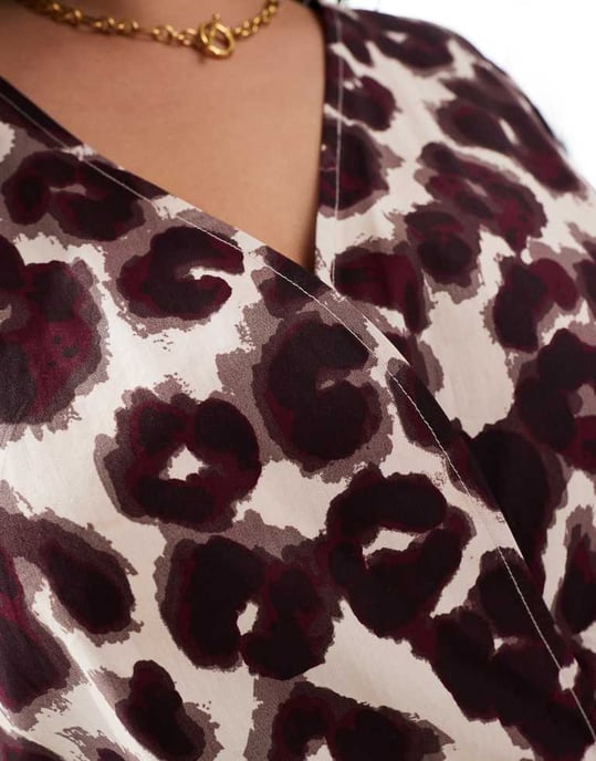 ASOS DESIGN Curve – Miniklänning i bomull med v-ringning och leopardmönster - Image 3