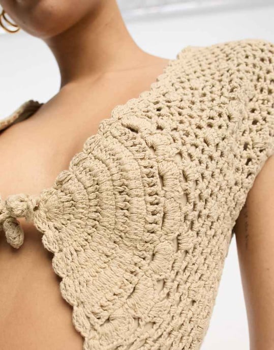 ASOS DESIGN – Sandfärgad miniklänning med virkad mix och knytdetaljer - Image 4