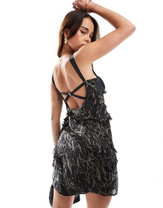 ASOS DESIGN – Miniklänning i satin med korsettdetalj och textur, asymmetriska paneler i grungemönster och blommigt mönster - Image 3
