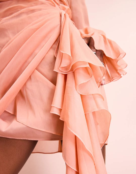ASOS LUXE – Aprikosfärgad miniklänning i chiffong med omlott och volangdetaljer - Image 4