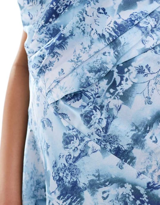 ASOS DESIGN – Blå blommig bandeauklänning med asymmetrisk kant - Image 4