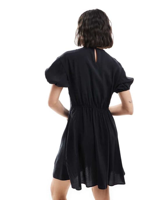 ASOS DESIGN – Svart miniklänning i cupro med puffärmar och rynkade detaljer - Image 4