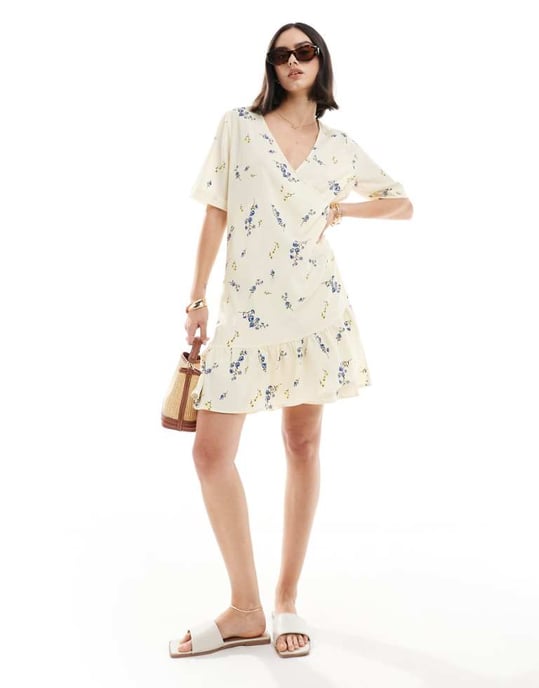 Vero Moda – Ljusgul blommig miniklänning med omlott framtill - Image 1