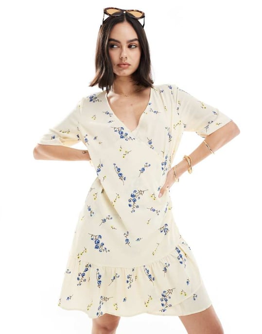Vero Moda – Ljusgul blommig miniklänning med omlott framtill - Image 3