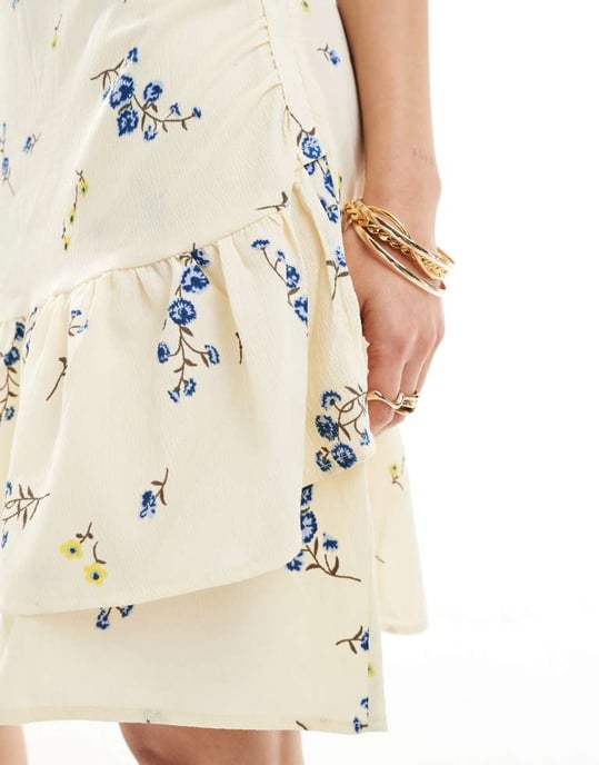 Vero Moda – Ljusgul blommig miniklänning med omlott framtill - Image 4