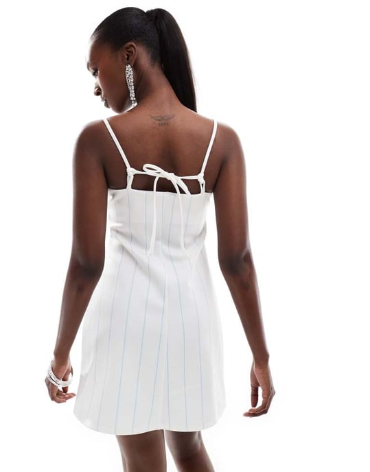 ASOS DESIGN – Blå- och vitrandig miniklänning med rynkad byst och knutna axelband - Image 2