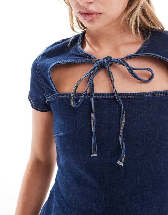 ASOS DESIGN – Indigofärgad miniklänning med utskurna detaljer och knytband framtill - Image 3