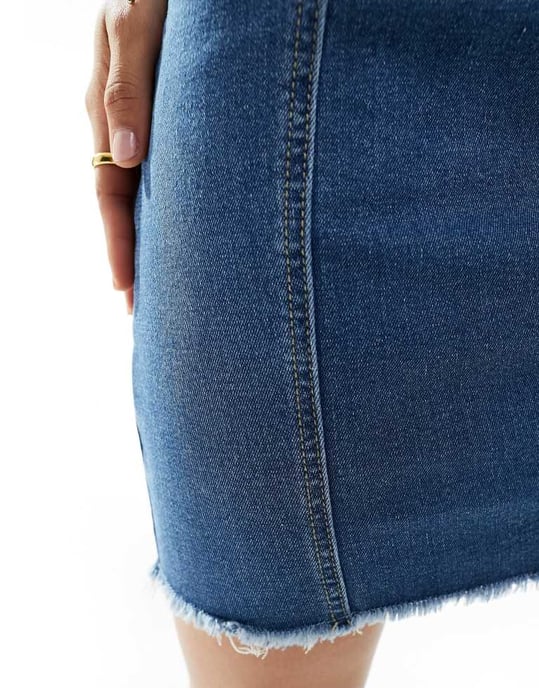 In The Style – Blå denimklänning i bandeau-modell - Image 3