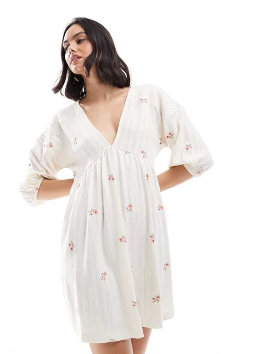 ASOS DESIGN – Vit miniklänning med v-ringning och kortärmad rynkad midja och broderi - Image 1