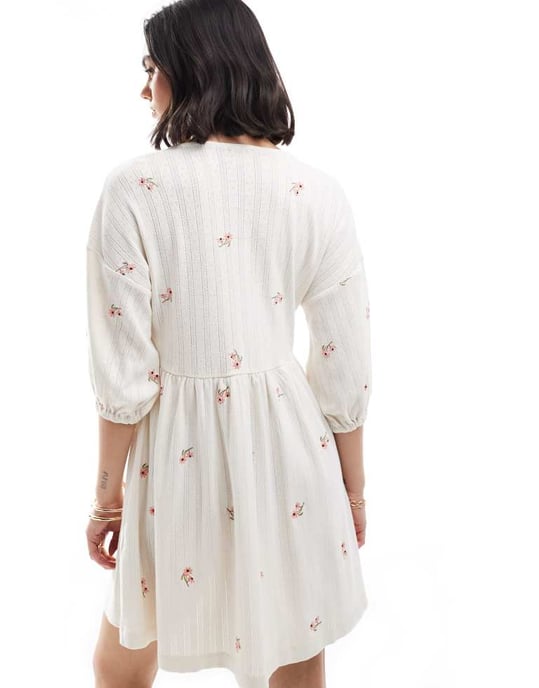 ASOS DESIGN – Vit miniklänning med v-ringning och kortärmad rynkad midja och broderi - Image 4