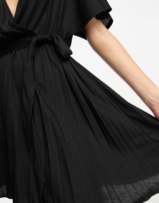 ASOS DESIGN – Kortärmad, omlottklänning i minimodell med veckat mönster och skärp - Image 3