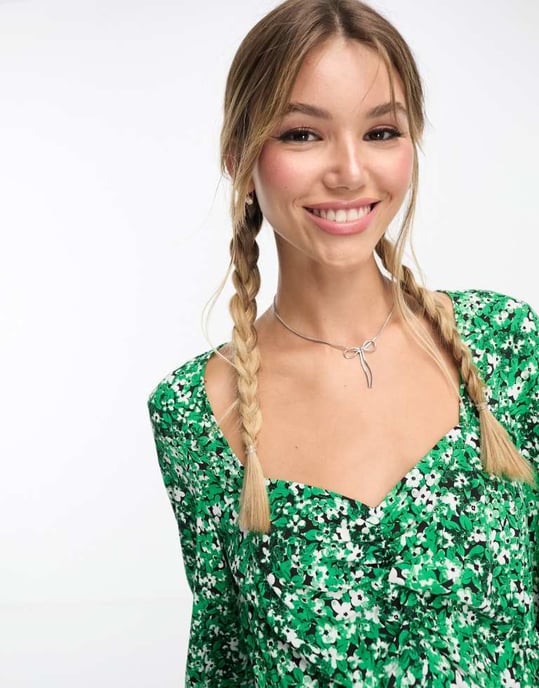 Vero Moda – exklusiv blommig miniklänning med rynkad framsida och långa ärmar - Image 2