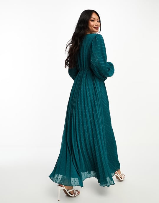 ASOS DESIGN – Plisserad maxiklänning i dobbychiffong med omlott och knappdetalj i tallgrön - Image 2