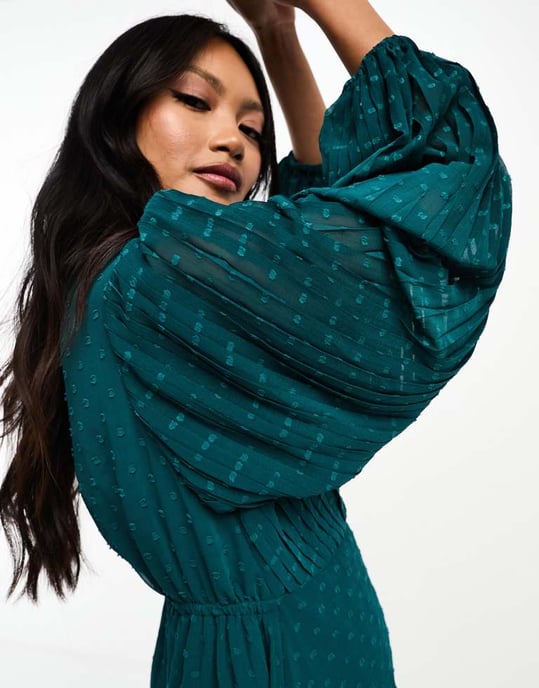ASOS DESIGN – Plisserad maxiklänning i dobbychiffong med omlott och knappdetalj i tallgrön - Image 4