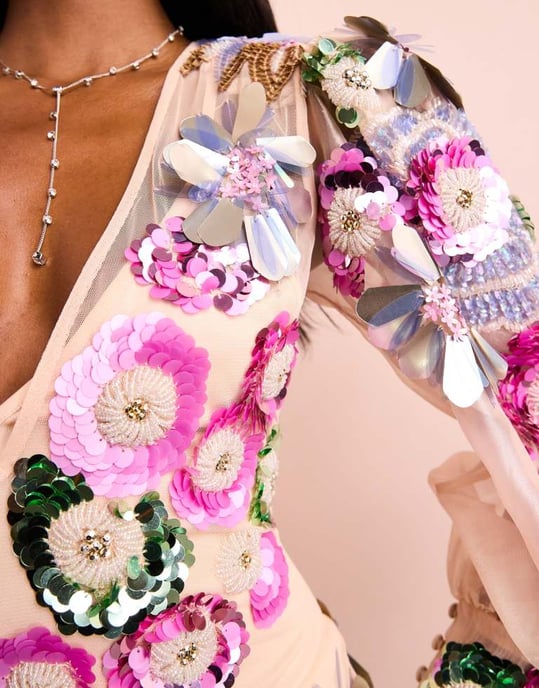 ASOS LUXE – Rosa blommig miniklänning med v-ringning och prydnadsmotiv - Image 3