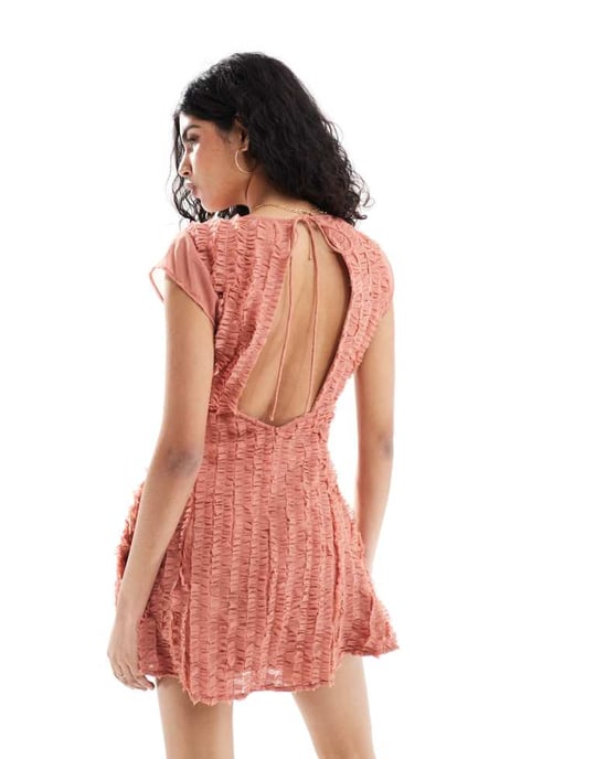 ASOS DESIGN – Mörkrosa miniklänning i chiffong med volanger - Image 3