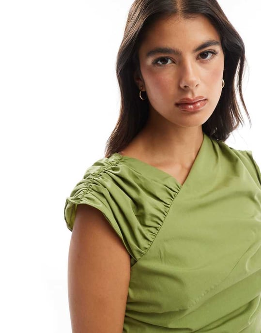 ASOS DESIGN – Olivgrön asymmetrisk miniklänning med puffbollskant och ärm - Image 3
