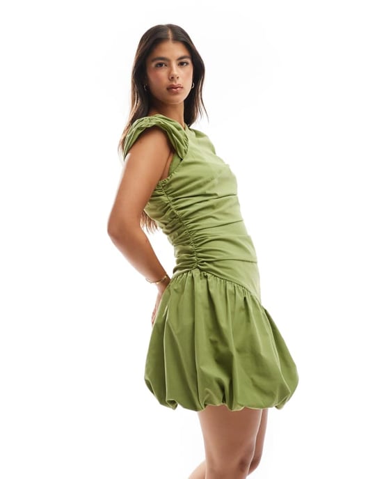 ASOS DESIGN – Olivgrön asymmetrisk miniklänning med puffbollskant och ärm - Image 4