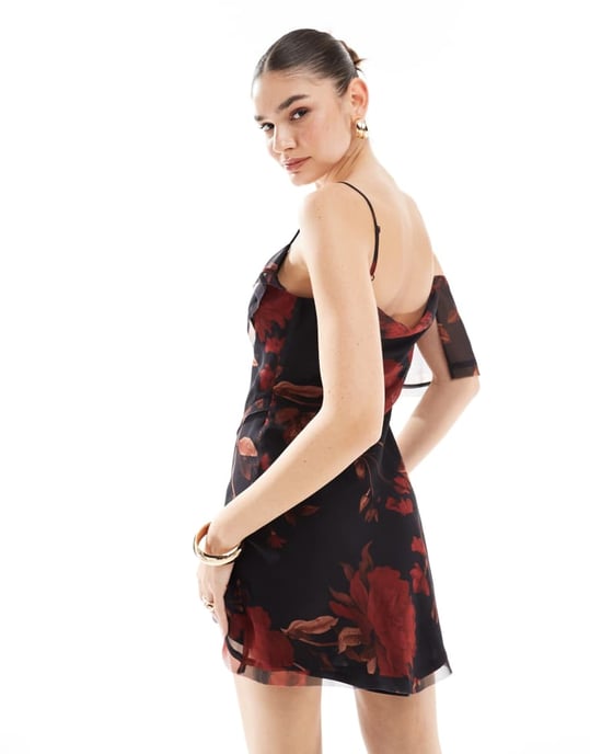 ASOS DESIGN – Röd och svart blommig miniklänning med råa kanter och asymmetrisk fåll - Image 3