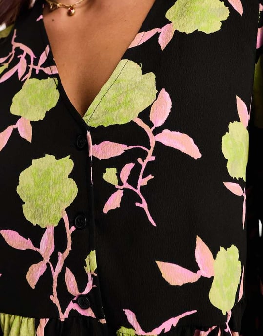 Monki – Svart rosmönstrad miniklänning med knappar och puffärmar - Image 4