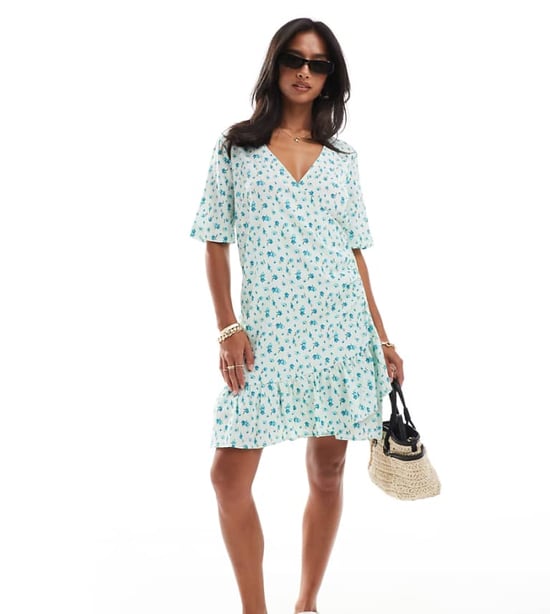 Vero Moda Petite – Ljusblå blommig miniklänning med omlott framtill - Image 1