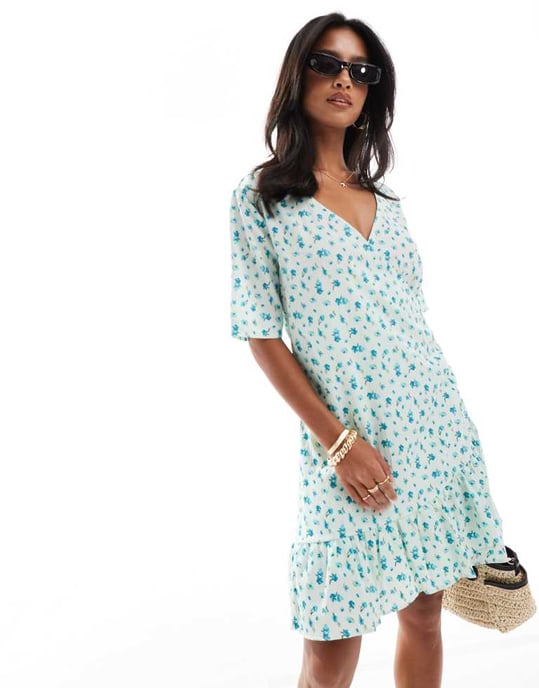 Vero Moda Petite – Ljusblå blommig miniklänning med omlott framtill - Image 3