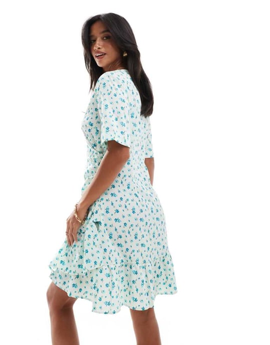 Vero Moda Petite – Ljusblå blommig miniklänning med omlott framtill - Image 4
