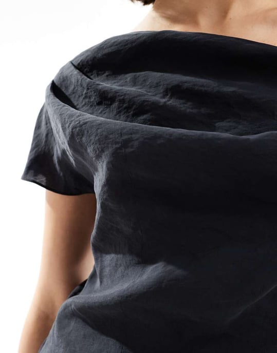 ASOS DESIGN – Svart miniklänning med nedsänkta axlar och tjock axelbandsdetalj - Image 4